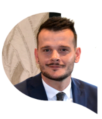 le directeur de l'hôtel