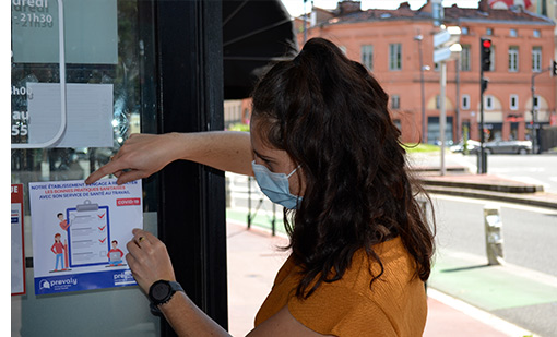 Macaron traduisant l'engagement du respect des mesures sanitaires.