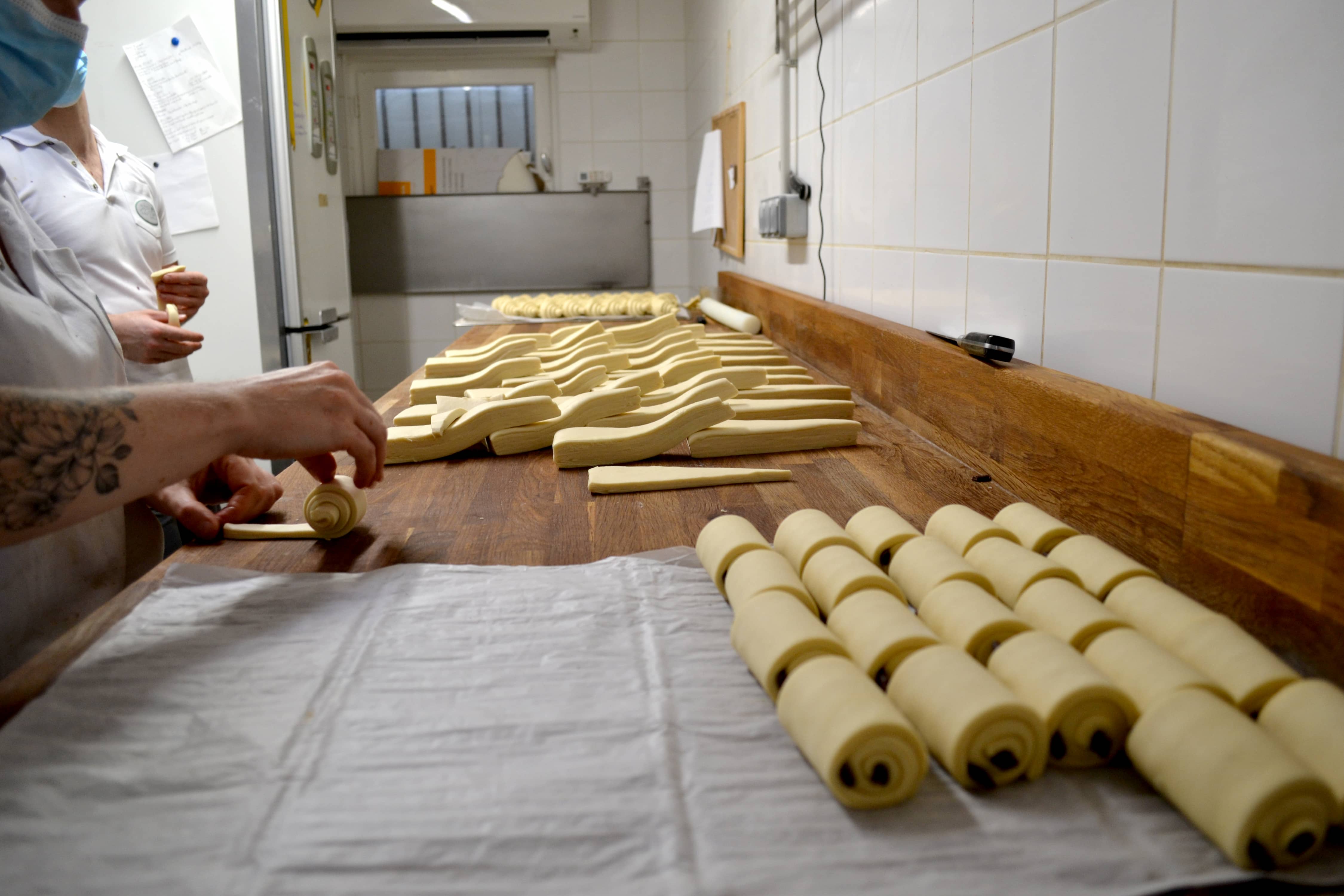 les collaborteurs de la boulangerie en action